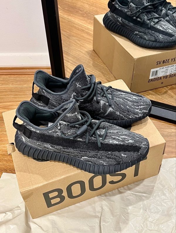 YEEZY BOOST 350 V2