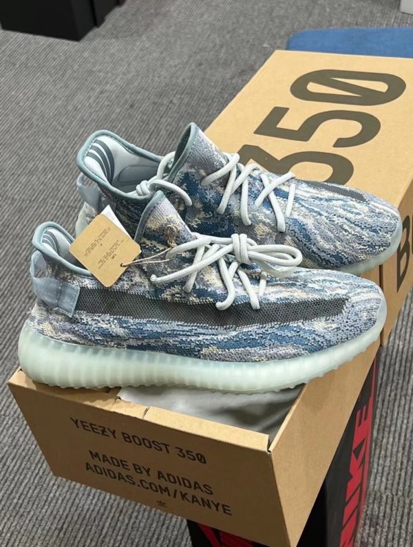 YEEZY BOOST 350 V2